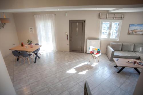 3 storey house,close to the sea -Efi's house gîte à louer Stáveris