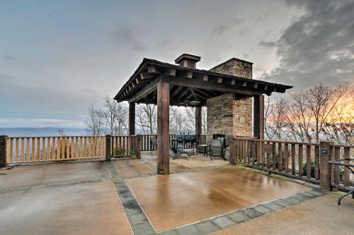 The Barn House Caldwell Mtn Retreat with Hot Tub! in Troutville (VA)