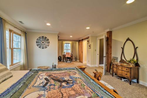 The Barn House Caldwell Mtn Retreat with Hot Tub! - main image