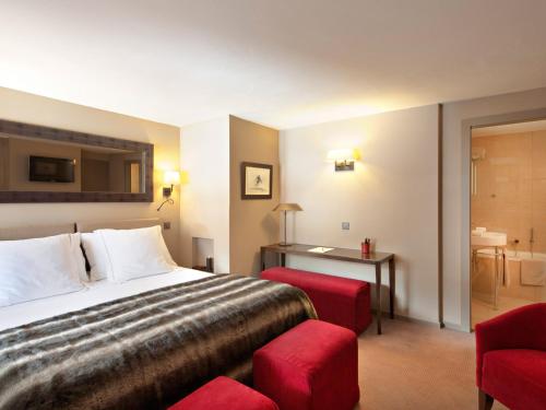1 king bed, 1 queen bed, 1 twin bed