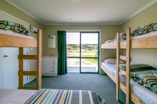 1 queen bed, 5 bunk beds