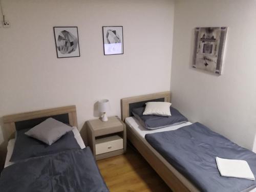 2 twin beds