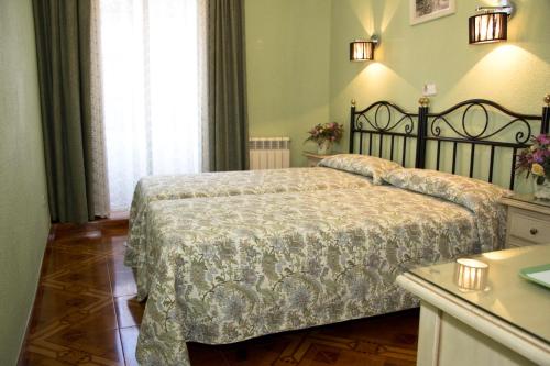 Twin Room image 7