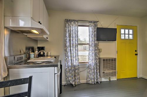 Pet-Friendly Carrboro Cottage Less Than 1 Mi to Carr Mall in Carrboro, USA