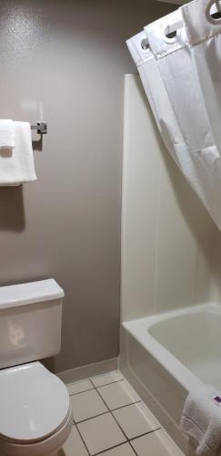 Motel 6-Kewanee IL - image 9