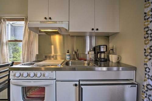 Pet-Friendly Carrboro Cottage Less Than 1 Mi to Carr Mall in Carrboro, USA