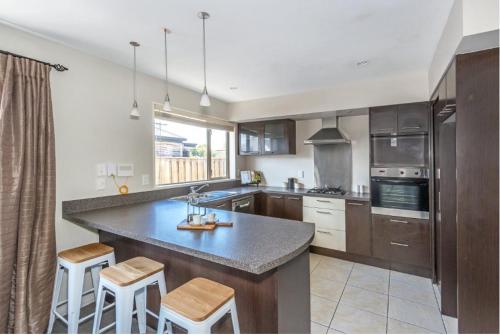 Airport, motorway, shopping handy in Northwood