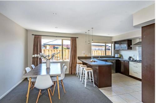Airport, motorway, shopping handy in Northwood