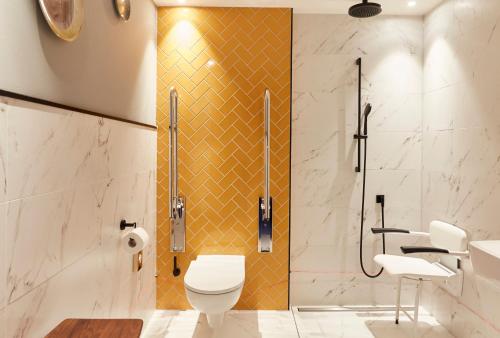 Standard Queen Room - Disability Access image 5