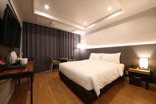 The Mains Hotel Room Type - Standard Double Room