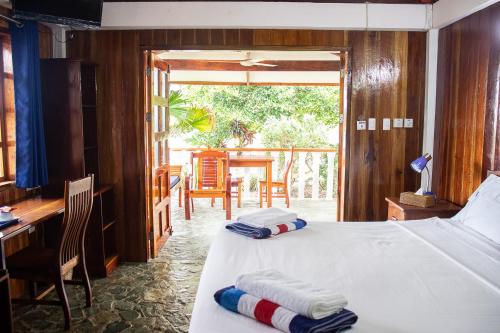 Rainbow Bay Beach & Dive Resort in シキホル