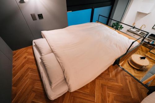 Deluxe Studio - No Cleaning for Consecutive Night Stays image 10