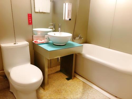 Bathroom, Walker Hotel Chenggong in Sanzhong District