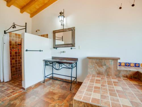 Mansion del Virrey Stop at Villas Cabañas La Mansion del Patron to discover the wonders of Patzcuaro. Featuring a complete list of amenities, guests will find their stay at the property a comfortable one. Shuttle servi