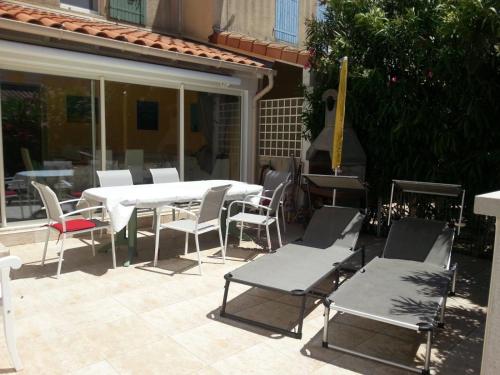 Jolie maison de vacances 2 chambres climatisées véranda terrasse parking privatif dans résidence sécurisée avec piscine commune 400 m de la mer LRCS99 - Location, gîte - Portiragnes