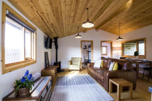 Laurel Lodge - 2 Bedroom Log Cabin - St Florence