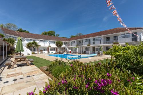 Exterior view of Del Mar Court