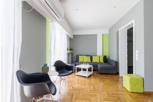 Bright and Sunny top floor 2 bedroom apartment