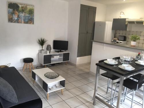 APPARTEMENT T2 avec TERRASSE ds maison de village pres d avignon - Apartment - Vedène