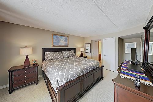New Listing! Bay-View Condo with Pool Walk to Beach condo - image 4
