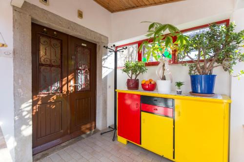 Előcsarnok, Crni in Crni