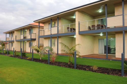 Entrance, Pinnacles Edge Resort in Cervantes