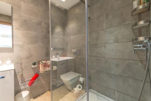 COMFORTABLE & ELEGANT FLAT IN A LIVELY PLACE by ShortstayMaroc, Casablanca (photo 6)