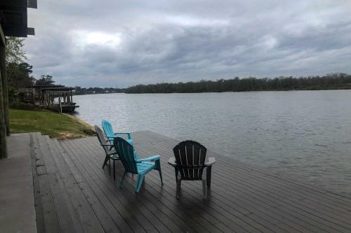 Spacious San Jacinto River Home with Waterfront Deck - image 11