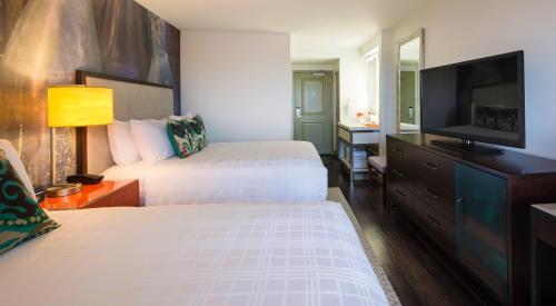 2 queen beds