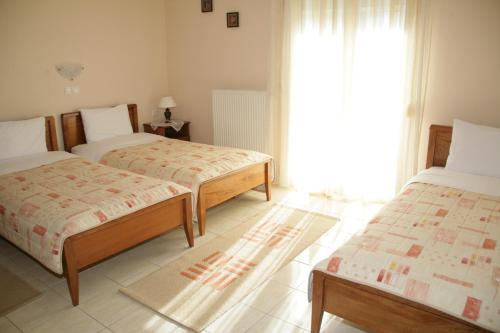 1 queen bed, 2 twin beds