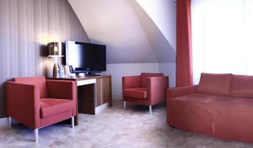 1 queen bed, 1 sofa bed
