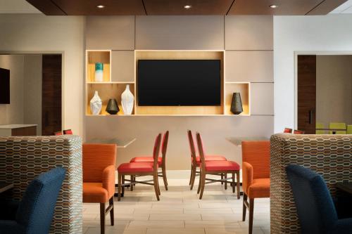 Holiday Inn Express & Suites - Calgary Airport Trail NE, an IHG Hotel