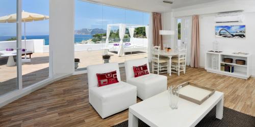 FERGUS Style Cala Blanca Suites Set in a prime location of Santa Ponsa, Fergus Style Cala Blanca Suites puts everything the city has to offer just outside your doorstep. Both business travelers and tourists can enjoy the hotels fac