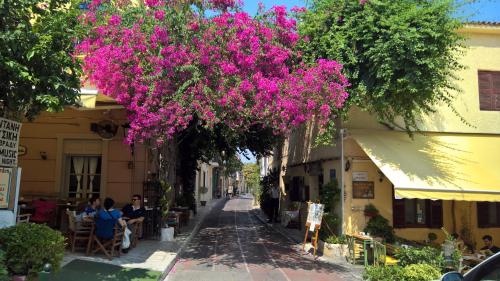 Under the Acropolis, tiny room, big terrace, Афины (фото 2)