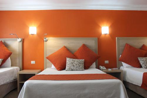 2 double beds, 1 twin bed