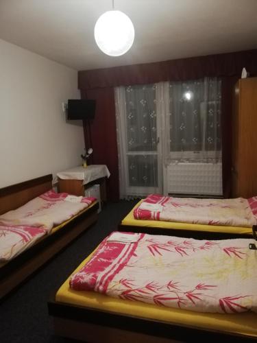 1 double bed, 1 twin bed