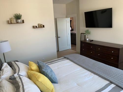 New Luxury Condo #406 Near Resort With Huge Hot Tub & Views - FREE Activities & Equipment Rentals Daily - image 7