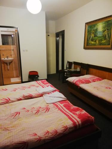3 twin beds