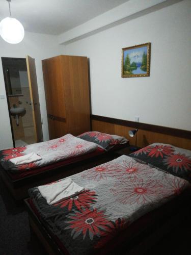 2 twin beds