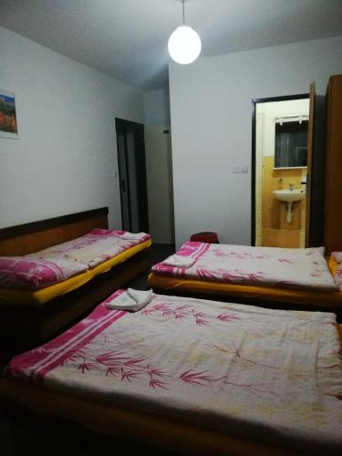 3 twin beds