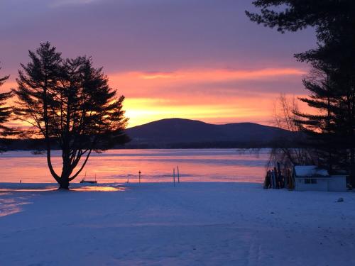 Inn at Pleasant Lake in New London, USA