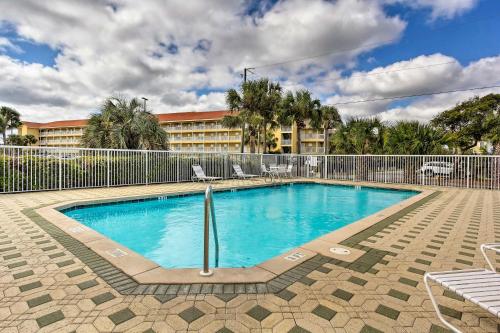 Bright Condo w/ Pool: Walk to Private Beach