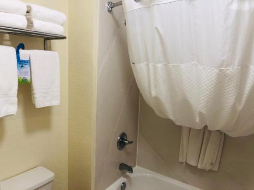 Days Inn & Suites by Wyndham Navarre - near Beaches/Hurlburt