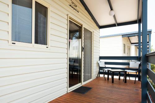 บริการและสิ่งอำนวยความสะดวก, เครสต์ วิว ทัวริสต์ พาร์ค โฮเต็ล (Crestview Tourist Park Hotel) in ควีนเบยัน