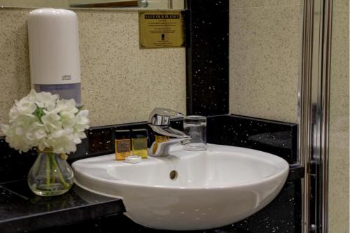 OYO Baylis House Hotel - image 10