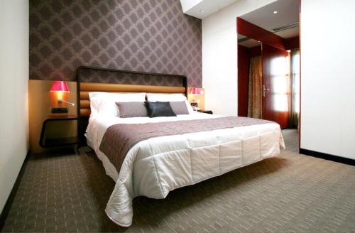 Triple Room with One King and One Single Bed - Non-Smoking image 3