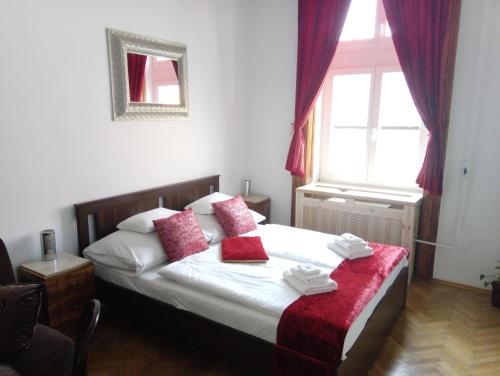 Classical Budapest apartment in the old Pest, Budapešť (fotografie 6)