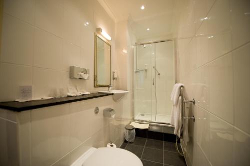 Crown & Mitre Hotel - image 13