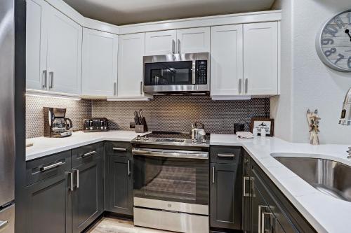 Modern 2br + den at St James- Sleeps 10! condo - image 3