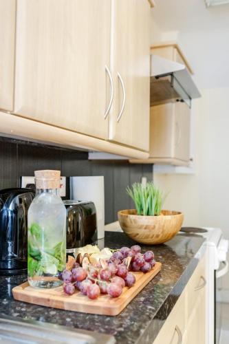 Elegant Kensington Apartment with patio - image 6
